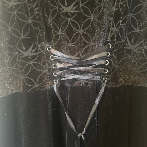 The Witcher Yennefer Velvet Hi-Low Waistcoat
Plus Size - Picture 6 of 9